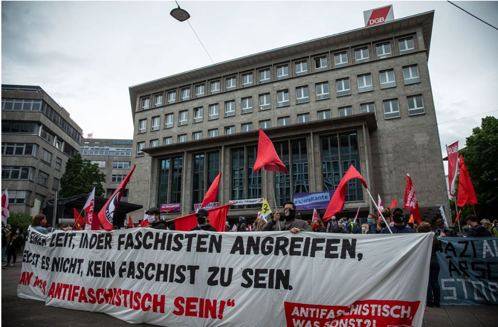 Demo vorm DGB-Haus in Stuttgart: Protest gegen Identitäre Bewegung