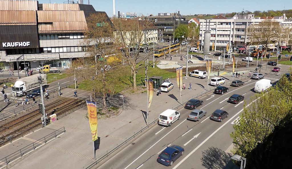 Bis zu 20 000 Fahrzeuge passieren den Wilhelmsplatz. Mittlerweile gibt es mehrere Varianten, die Verkehrströme dort zu entflechten und den Bereich attraktiver zu gestalten.