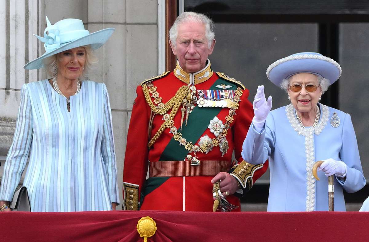 „Platinum Jubilee“ von Queen Elizabeth II.: Die Queen zeigt sich vor  jubelnder Menge