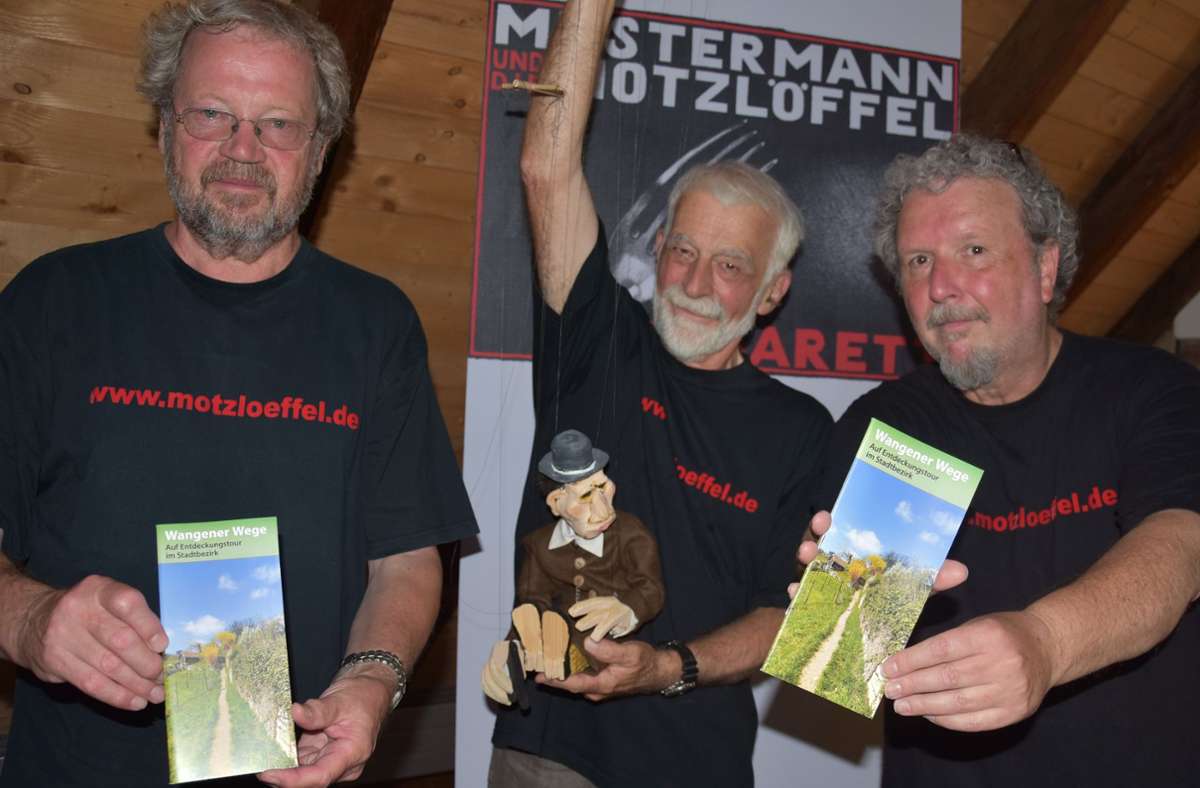 Ulrich Heinz, Martin Ehmann und Ulrich Gohl (von links) präsentieren die Broschüre „Wangener Wege“. Foto: Mathias Kuhn/Mathias Kuhn
