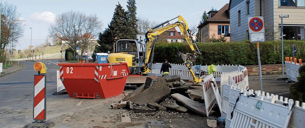 Seit dem Gasalarm am 9. Februar bestimmen Baustellen die Fellbacher Straße. Die Zufahrt zur Manfredstraße wurde am Freitag asphaltiert.