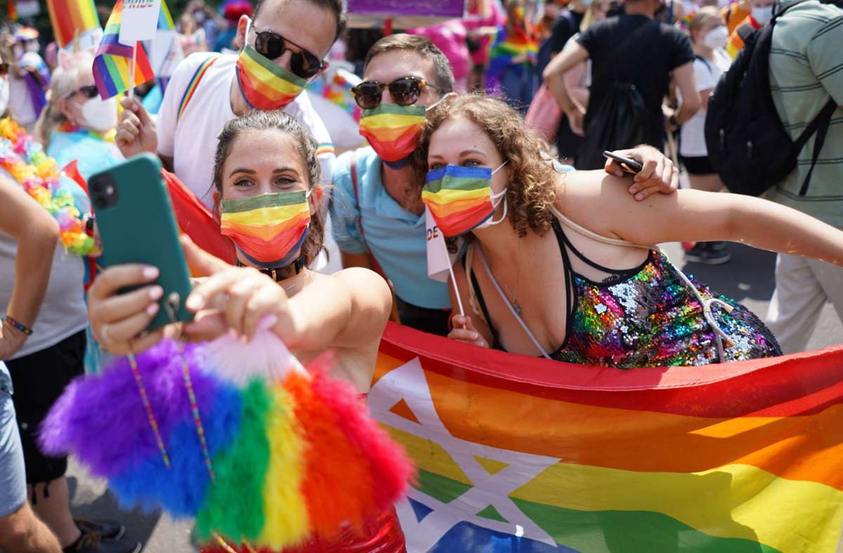 Viele der Feiernden trugen Mund-Nasen-Schutz in Regenbogenfarben.