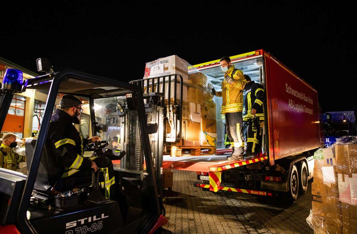 Hilfe nach Erdbeben aus Baden-Württemberg: Feuerwehr schickt 15 Lastwagen voll mit  Hilfsgütern nach Kroatien
