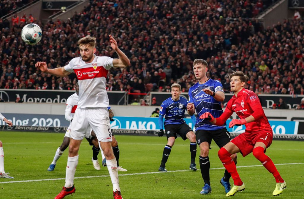 Nathaniel Phillips (links) und der VfB Stuttgart müssen sich im Heimspiel gegen Arminia Bielefeld mit einem Remis begnügen.