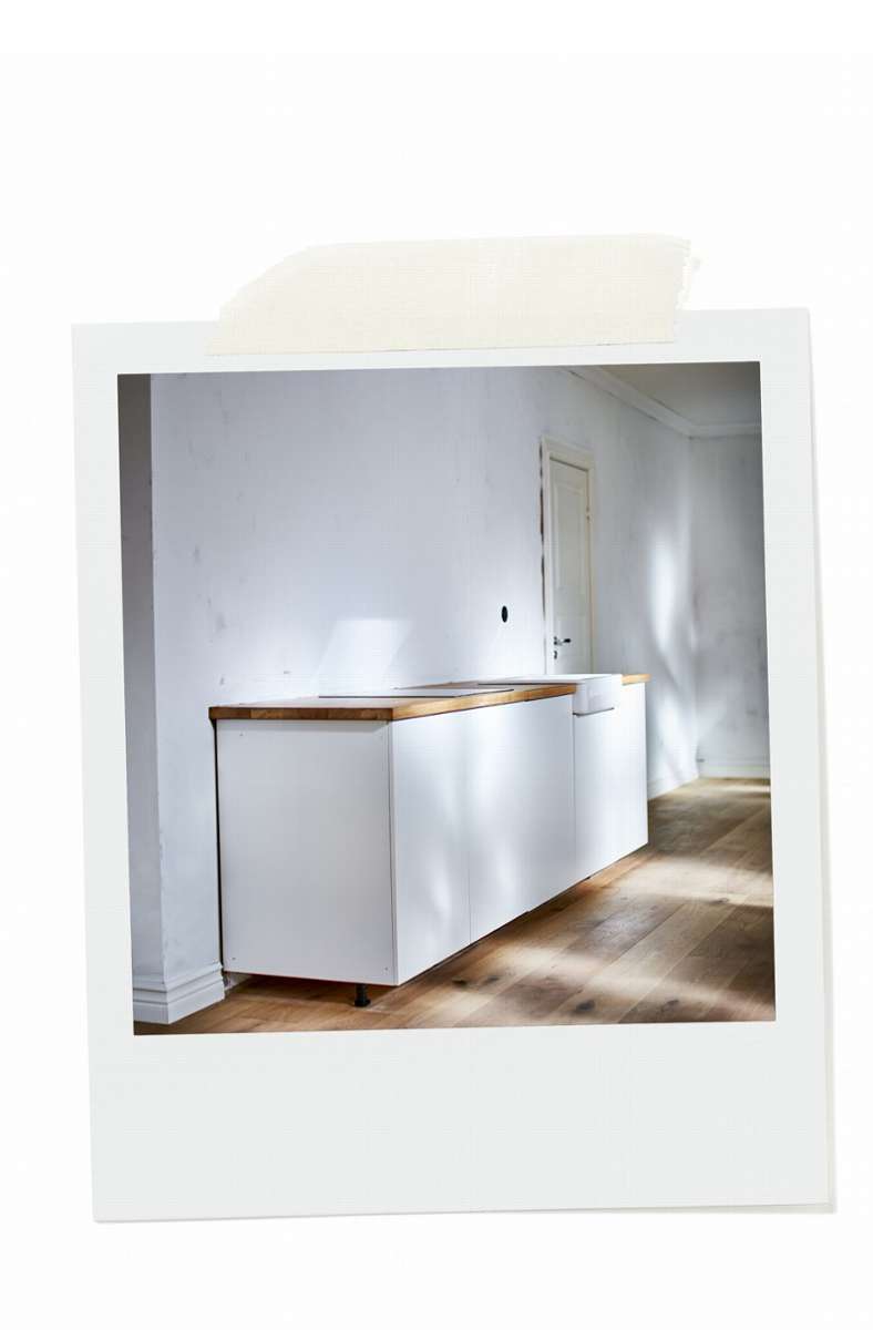 Blick in den Ikea-Katalog 2021: Es finden sich viele Anregungen zur Renovierung mit Vorher-Nachher-Bildern. Hier eine etwas trist aussehende Küchenzeile . . .