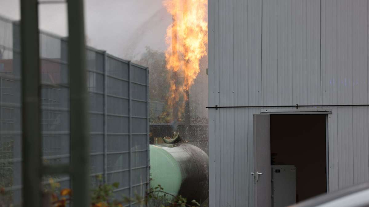 Feuerwehreinsatz in Göppingen: Gastank brennt  - Ausmaß unklar