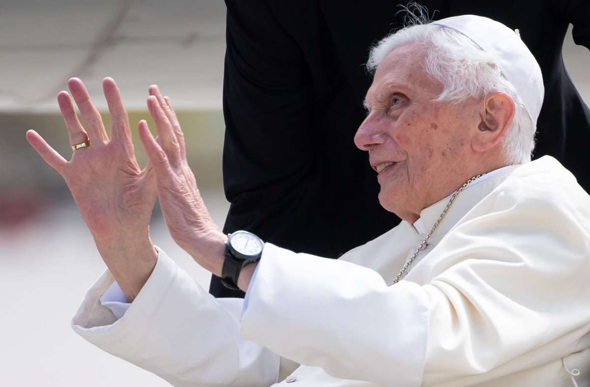 Der emeritierte Papst Benedikt XVI. winkt am Flughafen München den Menschen zu.