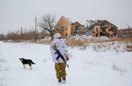 Ein ukrainischer Soldat  patrouilliert im  Dorf Pesli in der Ostukraine. Foto: AFP/ANATOLII STEPANOV