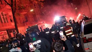 Erneut Krawalle in Neukölln - Autos brennen, Polizisten verletzt