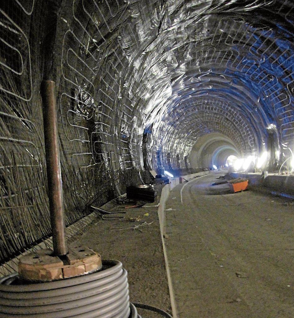 Die Geothermieanlage im oberen Bereich liefert Wärme für die Wilhelma. Die Wärmetauscherleitungen werden in der Tunnelinnenschale verlegt.