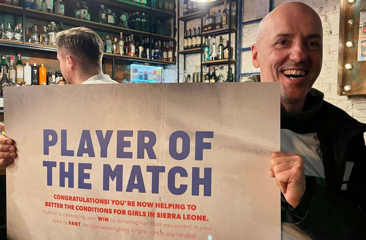 „Spieler des Spiels“: Michael Gollhofer mit dem Plakat, das der deutsche Torhüter Andreas Wolff nach seiner herausragenden Leistung gegen die Niederlande erhalten hatte. Foto: red