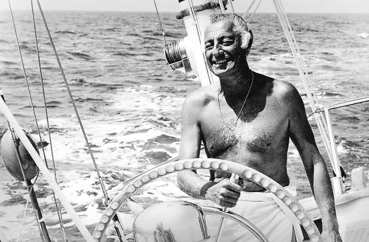 Mit freiem Oberkörper am Steuer einer Segeljacht: Gianni Agnelli  pflegte exklusive Hobbys. Foto: Imago/Zuma Press