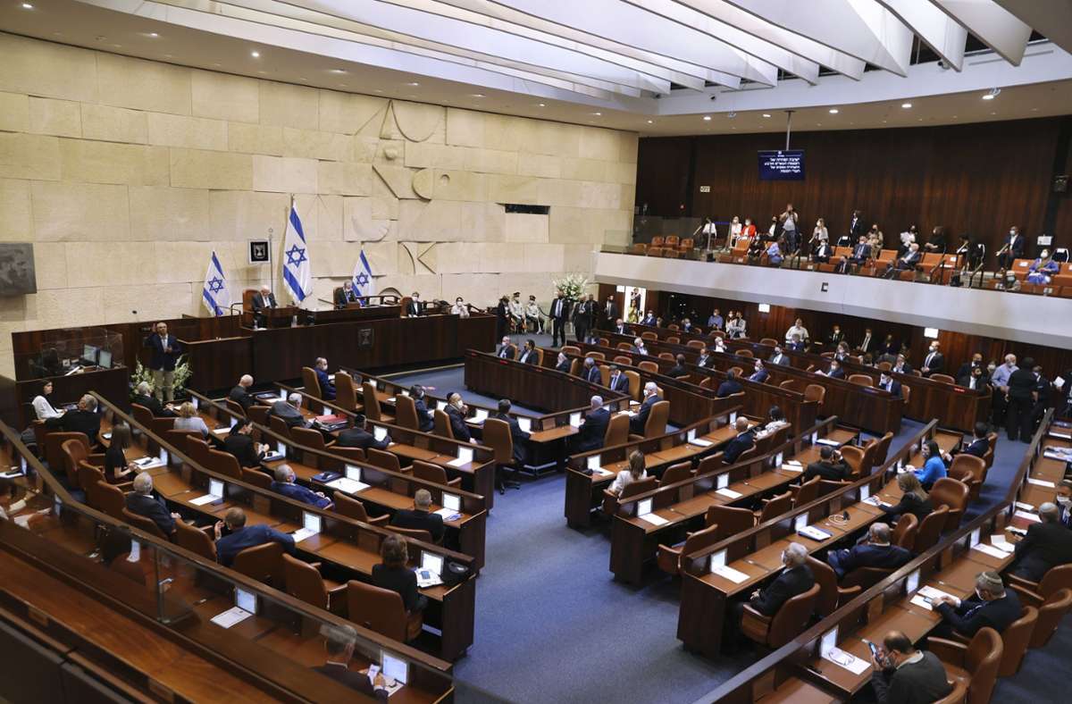 Abgeordnete nehmen an der Vereidigungszeremonie für das neue Parlament in Israel teil. Foto: dpa/Alex Kolomoisky
