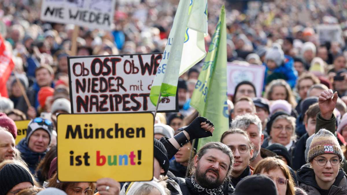 Protest gegen AfD in München: Wegen Überfüllung: Demo gegen rechts  abgebrochen