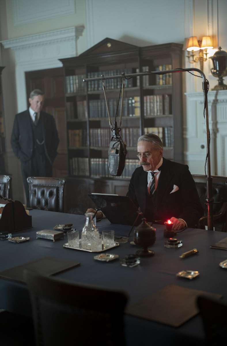 Jeremy Irons als Premier Neville Chamberlain