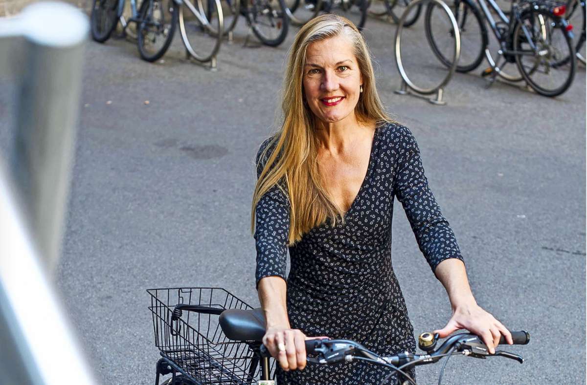 Prominente Radfahrerin aus Stuttgart: Veronika Kienzle radelt mit Kostüm und Absatzschuhen