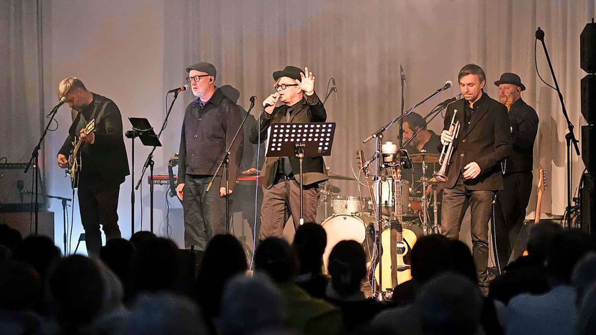 Die Kafka Band mit Sänger Jaroslav Rudiš (mit Mikro in der Hand) – hier eine Aufnahme beim Konzert in diesem Januar im Literaturhaus Stuttgart.