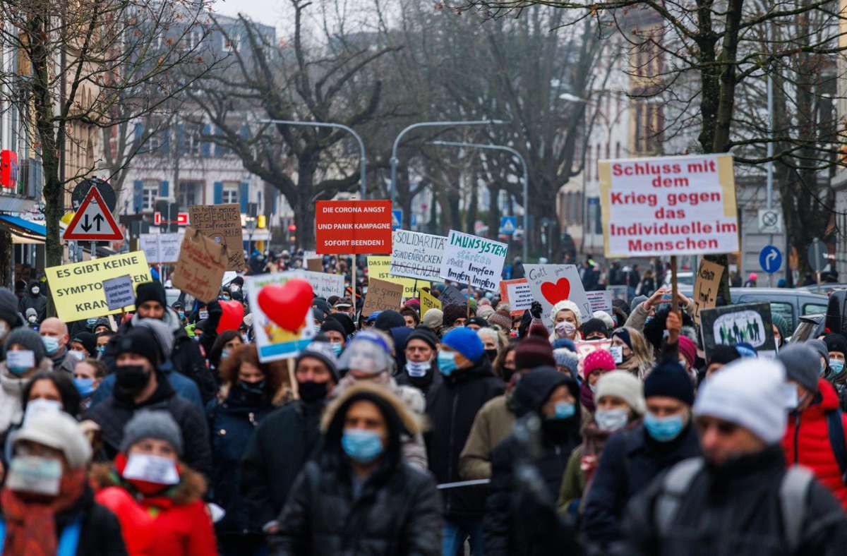 Wieder Corona-Demos in Baden-Württemberg: Demonstranten treffen sich als „Spaziergänger“