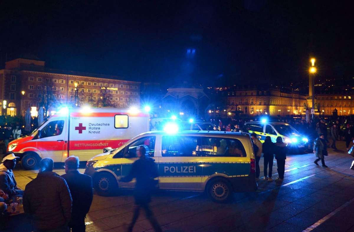 Gewalt auf dem  Stuttgarter Schlossplatz: Polizei fahndet nach flüchtigem Messerstecher