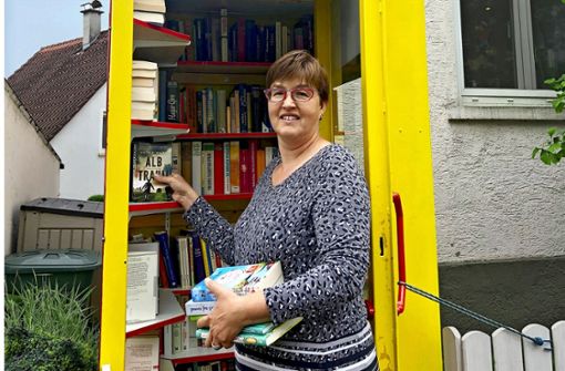 Melanie Kirschbaum in ihrer Bücherzelle in der Schirmerstraße 44 in Mühlhausen, die sie dort seit ein paar Jahren hat und gut läuft. Foto: Kirschbaum/Kirschbaum