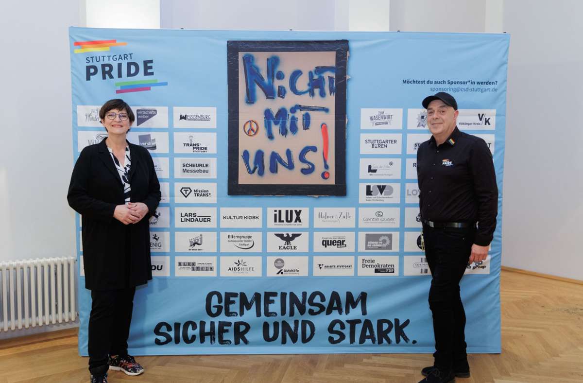 CSD-Schirmfrau Saskia Esken und CSD-Sprecher Detlef Raasch vor der Wand mit dem Motto 2023.