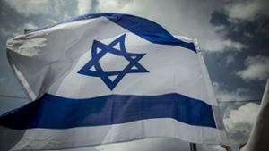 Aus Solidarität weht Israelfahne am Rathaus
