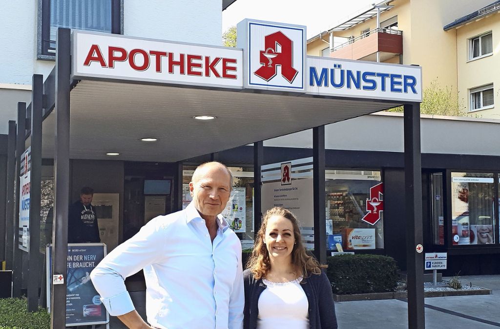 Peter Treu und seine Nachfolgerin Dr. Ida D’Orazio vor  der Apotheke Münster, die einzige im Stadtbezirk. Foto: /Edgar Rehberger