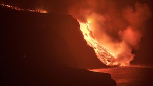 Vulkan-Lava erreicht Meer  –  Warnung vor giftigen Gasen