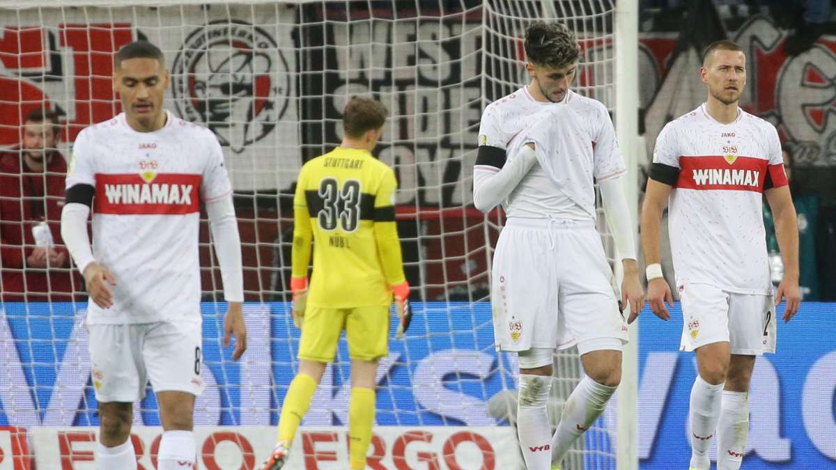 Die Profis des VfB Stuttgart sind nach dem Ausscheiden im Pokal enttäuscht.