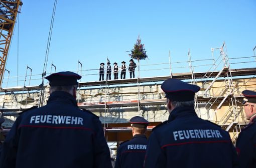 Eitel Sonnenschein herrschte beim Richtfest für das neue Feuerwehr-  und DRK- Haus in Stetten. Foto: /Philipp Braitinger