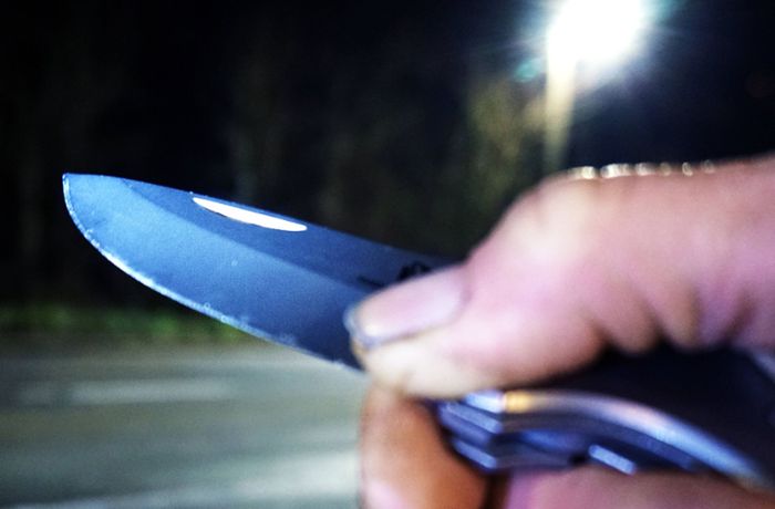 Überfall in Stuttgart: Gruppe bedroht 22-Jährigen mit Messer und raubt ihn aus