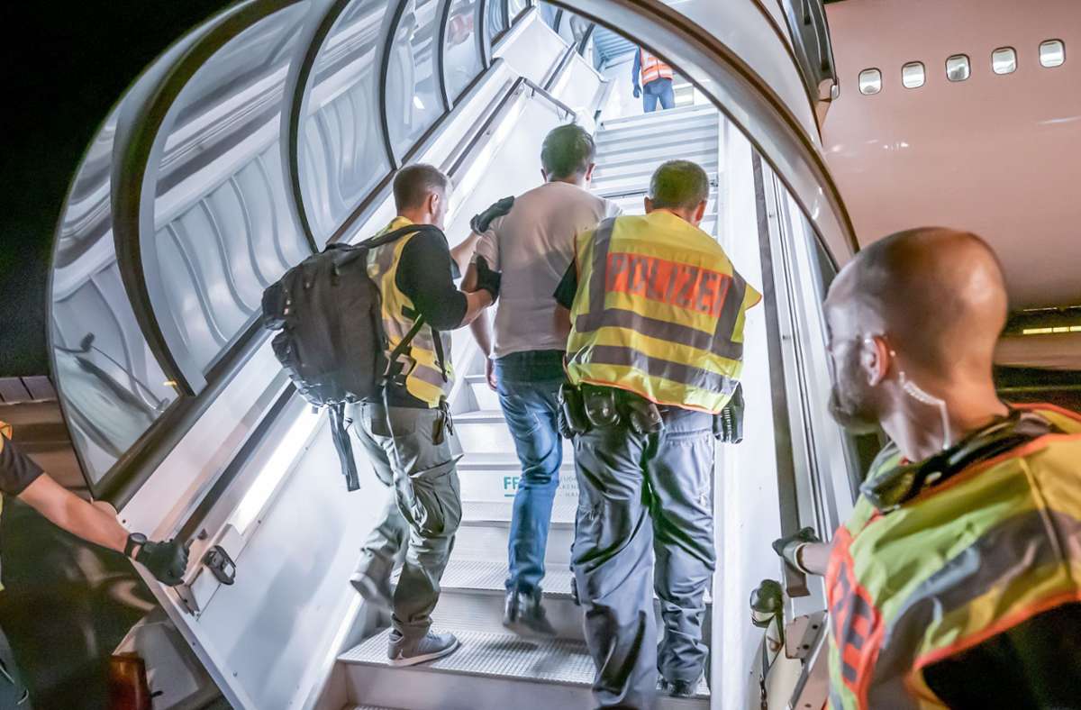 Flugzeug nach Kabul: Fünf Straftäter aus Baden-Württemberg nach Afghanistan abgeschoben