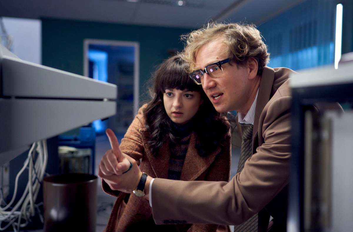 Lennartz (Jan Krauter) zeigt Marie (Michelle Barthel), die der Computer manipuliert wurde.