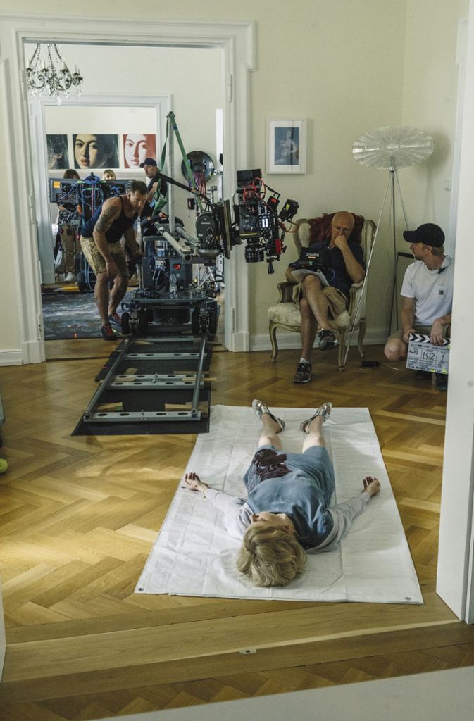 Von links: Matthias Schäfer (Kamerabühne), Anna Tenta (Rolle: Barbara Sprenger), Max Färberböck (Regie) und Ben Leutgeb (Materialassistenz) bei den Dreharbeiten.