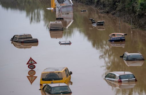Verheerende Folgen des Hochwassers: Autos stehen auf der überfluteten B265 bei Erftstadt in Nordrhein-Westfalen im Wasser Foto: dpa/Marius Becker