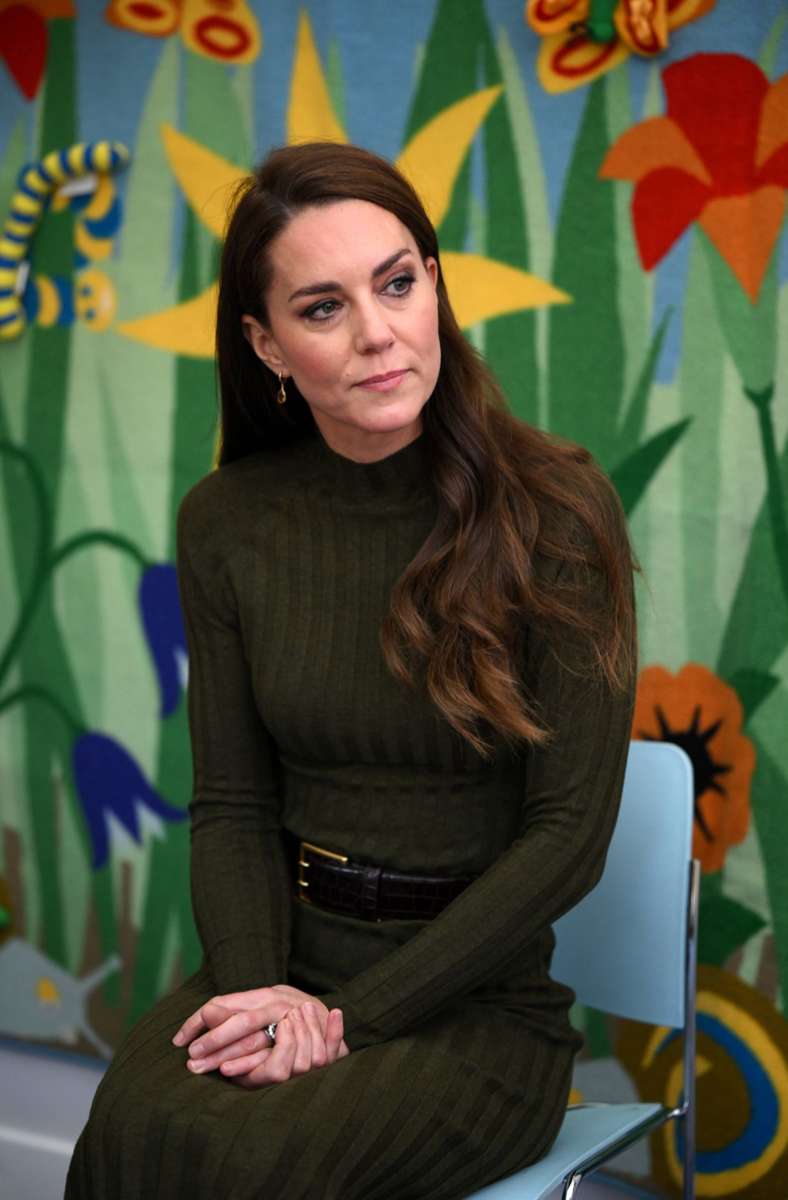 Dieses dunkelgrüne Wollkleid ist von Mango und mit rund 40 Euro ein echtes Schnäppchen. Prinzessin Kate trug es im Herbst 2022 bei einem Besuch in einem Familienzentrum.