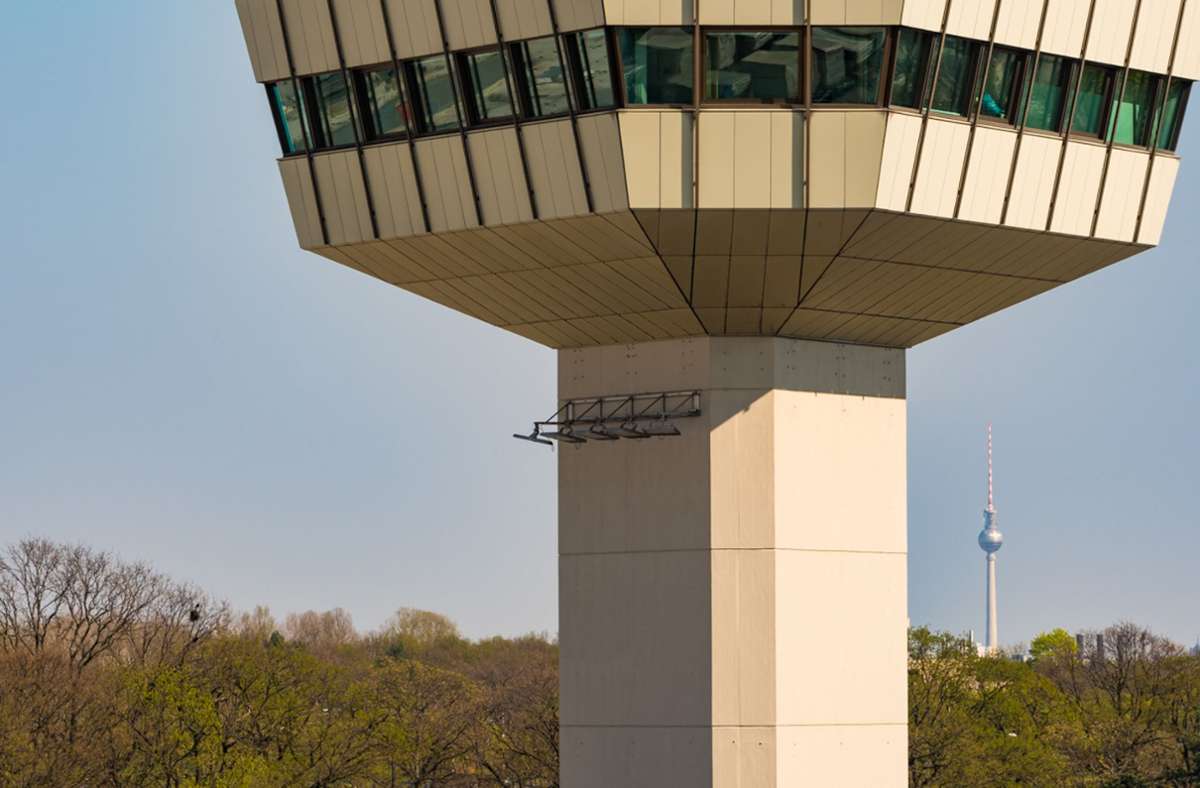 Der Tower für die Flugsicherung  des Flughafens Tegel im Westen Berlins. Im Hintergrund  der Fernsehturm unweit des Alexanderplatzes. Foto: Peter Ortner