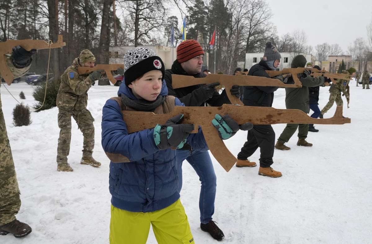 Aus Angst vor einer russischen Invasion haben sich Hunderte Zivilisten den ukrainischen Reservearmeen angeschlossen, darunter auch Kinder. Sie bereiten sich mit Holzgewehren auf ihren Einsatz vor. Foto: dpa/Efrem Lukatsky