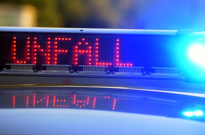 A8 Richtung Karlsruhe: 22-Jährige bei Auffahrunfall mit vier Fahrzeugen verletzt
