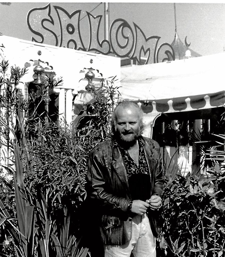 Gründer Harry Owens im Jahr 1986 vor dem Zelt des Traumtheaters, das sich damals am Rotebühlplatz in einen indischen Tempel verwandelt hatte.