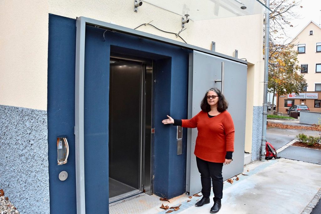 Neuer Aufzug eingeweiht – Bezirksamt kann neue Büroräume in Betrieb nehmen: Wangen: Bezirksrathaus endlich barrierefrei