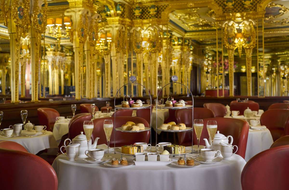 Eine Teatime im Grill Room des Hotels Café Royal mit Sandwiches, Scones und Petit Fours.