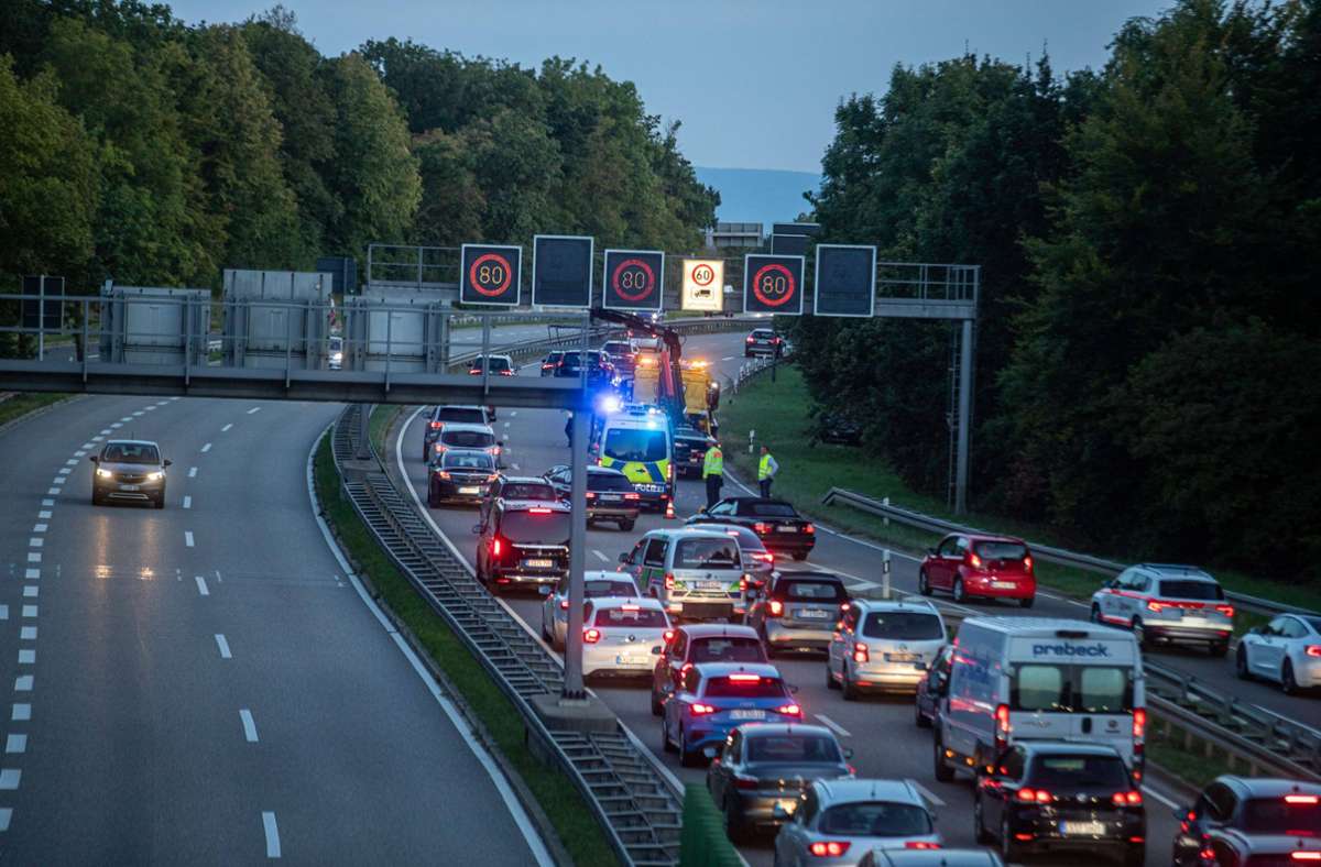 Stau in Stuttgart: Auto überschlägt sich auf der B27