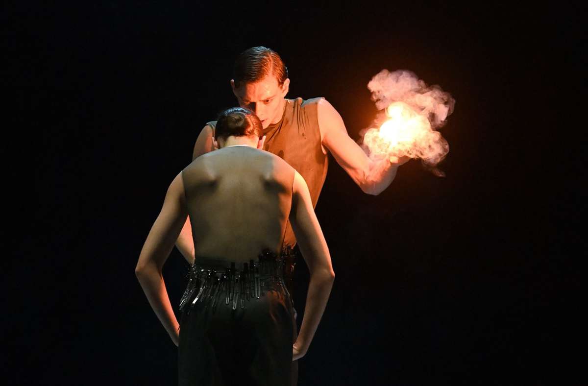 Geburtstagskerzen? Marco Goecke lässt in seinem neuen Ballett „Nachtmerrie“  Mackenzie Brown und Henrik Erikson über sich hinauswachsen – und vor Leidenschaft brennen.