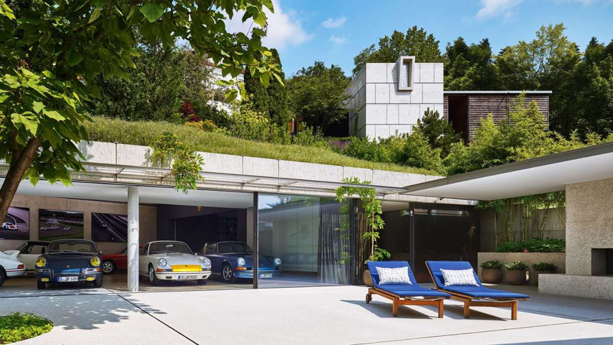 In einem Stuttgarter Einfamilienhaus, entworfen von Architekt Alexander Brenner,  wohnt ein Bauherr, der seine Autos gern um sich hat,  wenn er auf der Terrasse sitzt – zu entdecken in dem Bildband „Haus und Auto“ im Callwey Verlag.