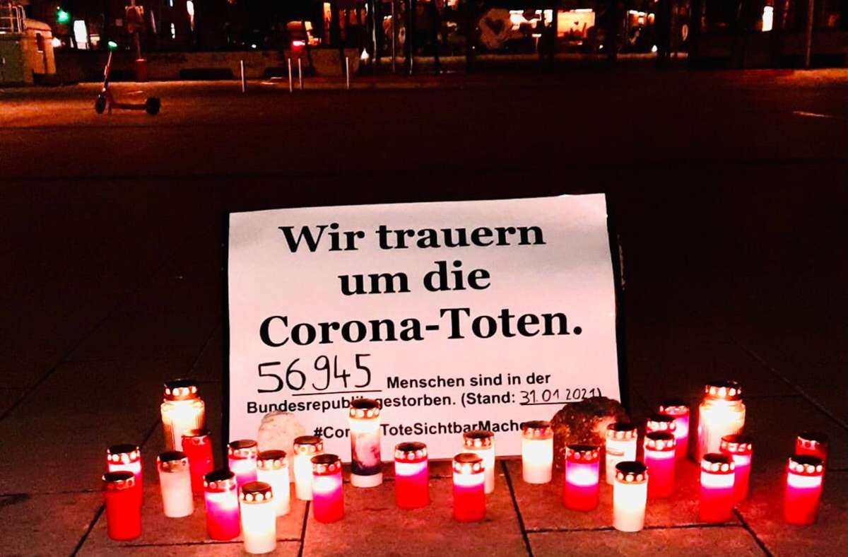 Gedenken in Stuttgart: Hashtag und Kerzenlicht