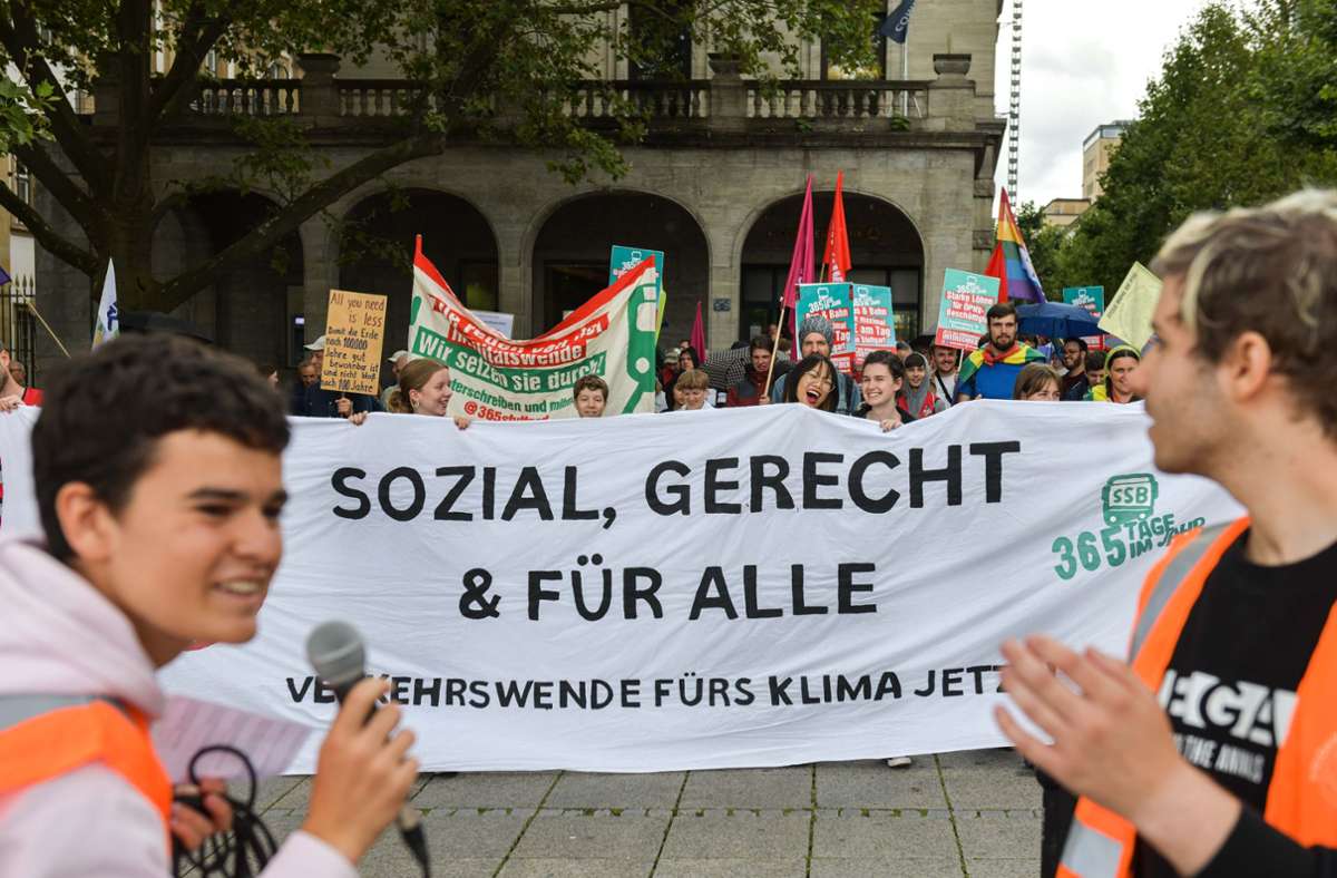 Bei der Demonstration forderten die Klimaaktivisten eine sozial-ökologische Transformation. Auf dem Bild sieht man Oskar Otto (links) und Dennis Landgraf (rechts) von Fridays for Future Stuttgart.