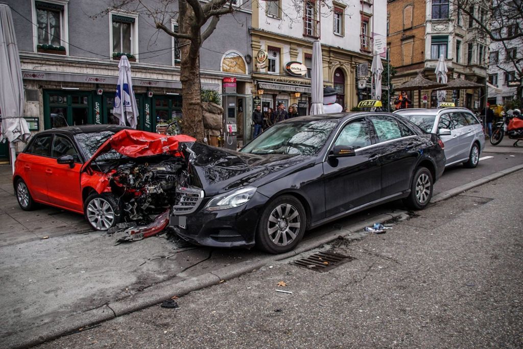 28.12.2016 Eine Seniorin ist mit ihrem Auto in Stuttgart in einen Taxistand gerast.