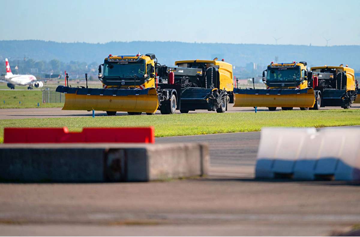 Die Neuen kommen: Diese Winterdienstfahrzeuge für den Flughafen lenken sich selbst.
