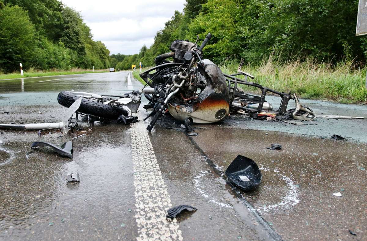 Tödlicher Unfall in Esslingen: Motorradfahrer stirbt bei Kollision mit Auto